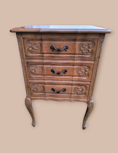 Neobarokk 3 fiókos íves elejű komód.