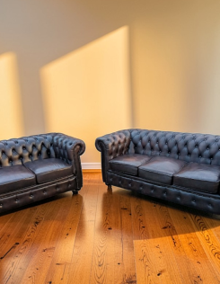 Eredeti Chesterfield stílusú bőr ülőgarnitúra.